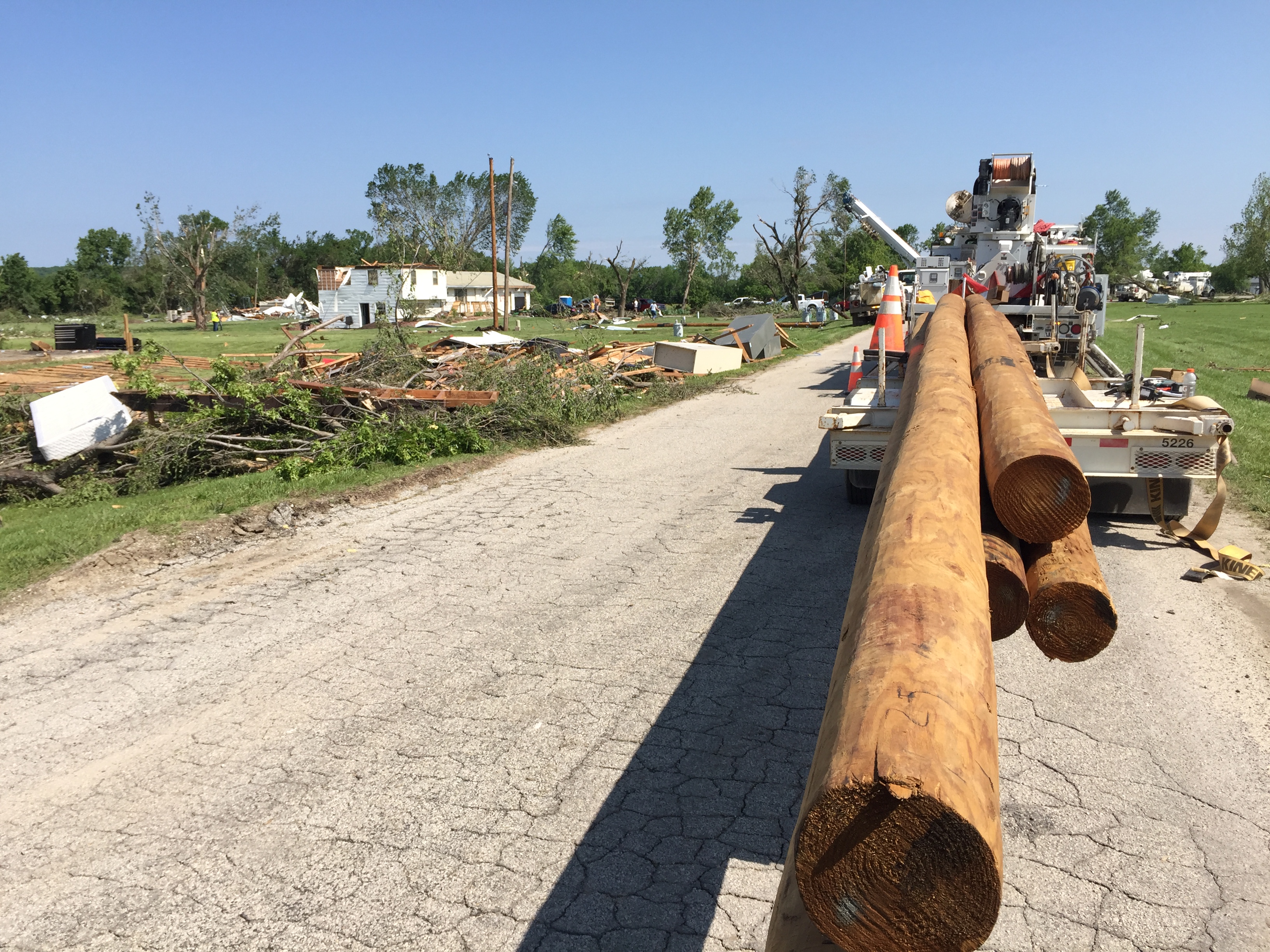 Crews descend on northeast Kansas to restore electricity after tornado ...